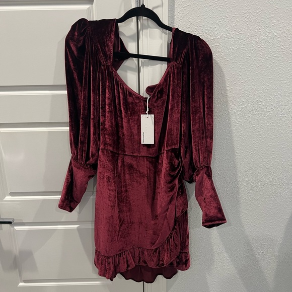 NWT Reformation Fortune Dress - Plum - Long Sleeve Velvet Wrap - Size 6 - Picture 4 of 6